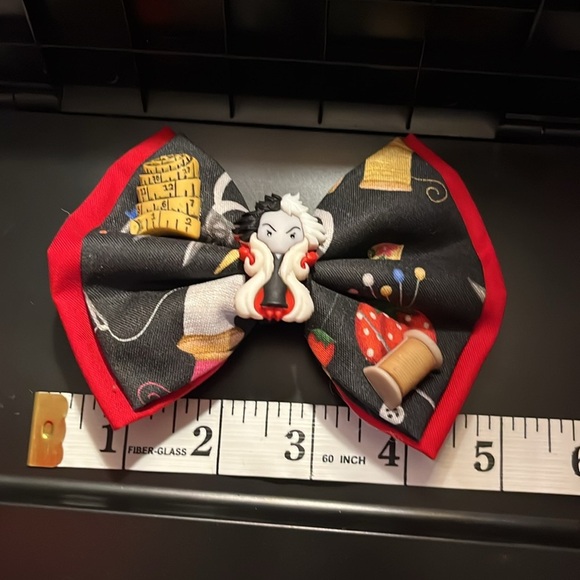 Disney’s Cruella bow - Picture 3 of 4